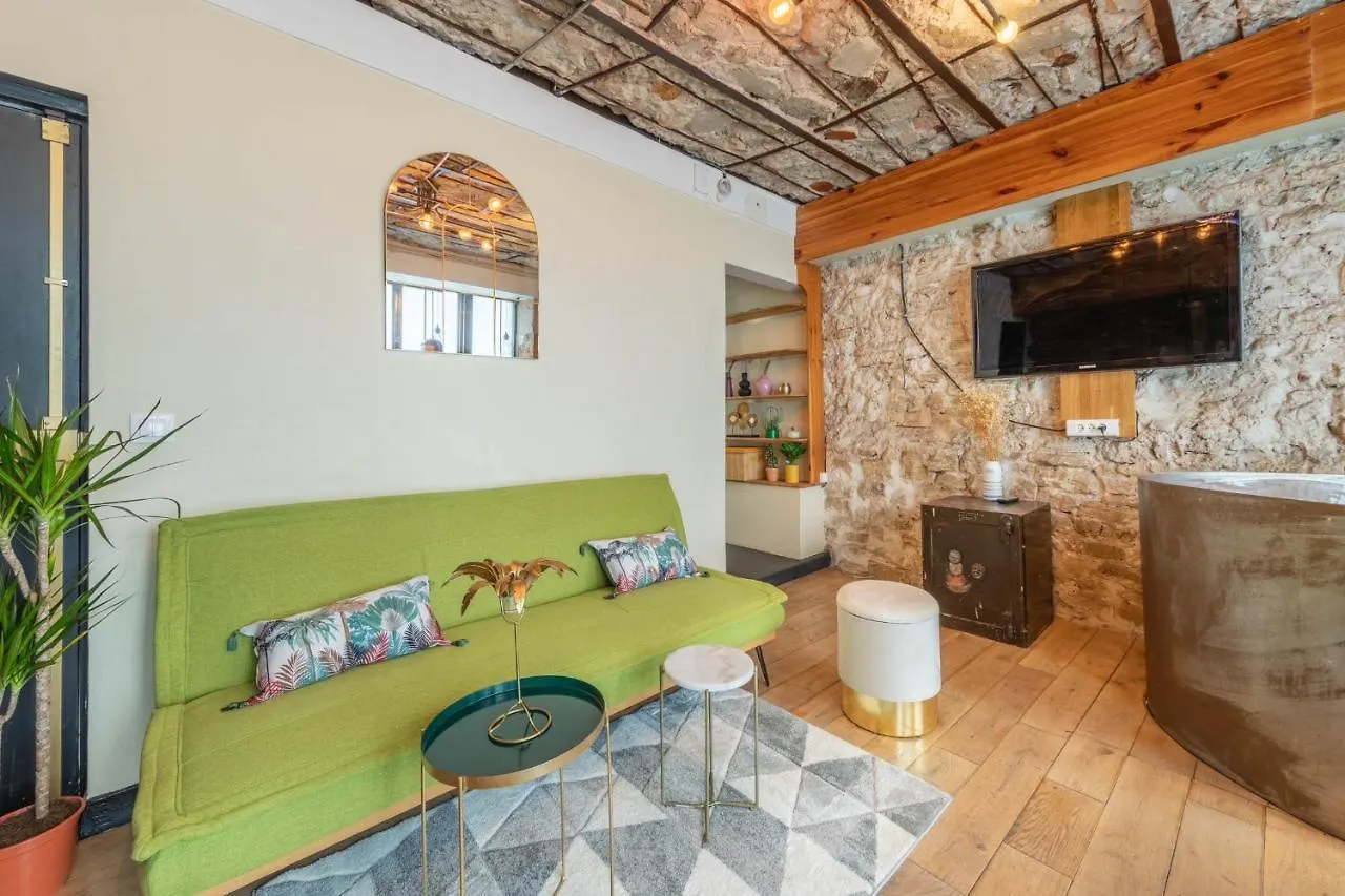 Incroyable Appartement Parisien contacts